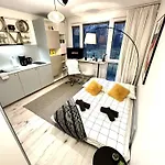 Cozy At Park Near City-center +netflix +wifi 公寓 华沙